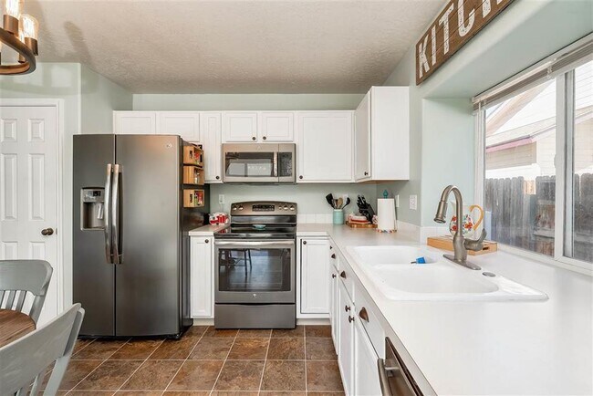 Building Photo - Cute Kuna home in the Farmhouse subdivision