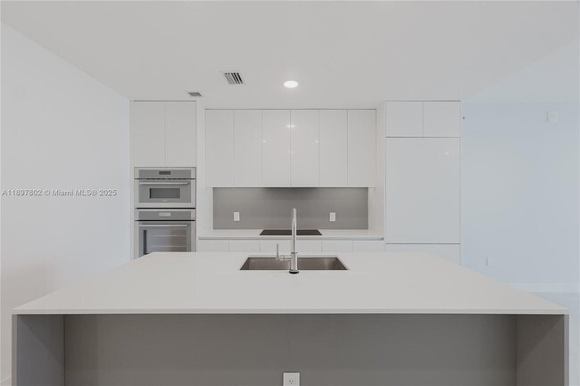Foto del edificio - 700 NE 24th St