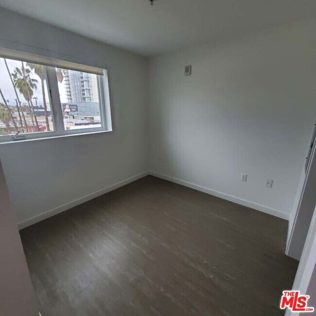 Foto del edificio - 11405 Chandler Blvd