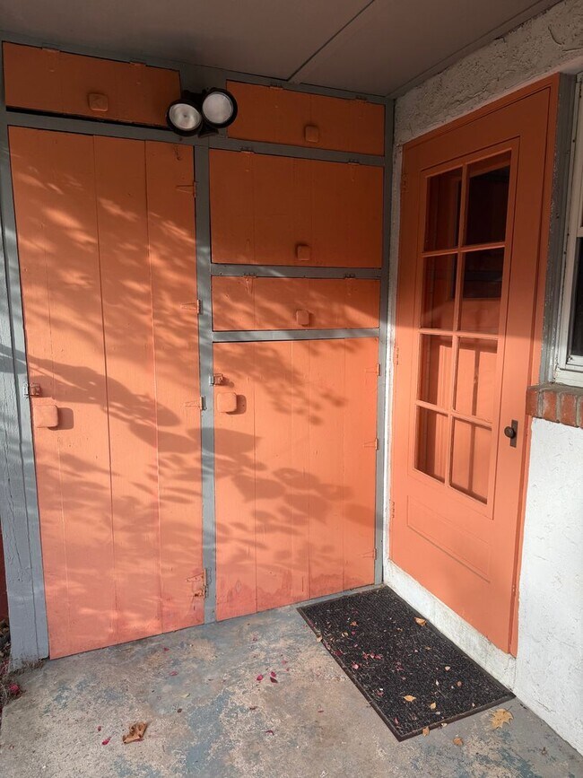 Foto del edificio - Two Bedroom Duplex Located Just Blocks from Downtown - No Students Permitted