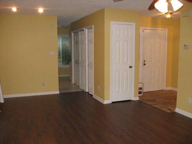 Building Photo - 3605 Pine Knoll Dr