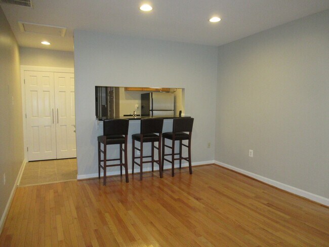Building Photo - Stylish 1 Bedroom 1st Floor Condo in Feder...