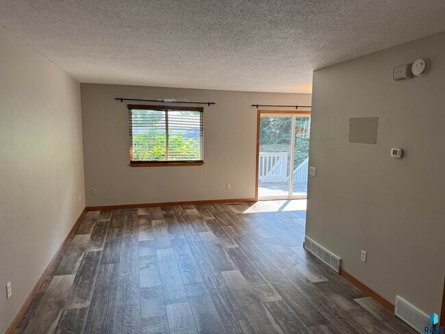 Foto del edificio - 630 N James Ave