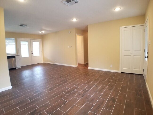 Building Photo - 1007 Boling Brook St
