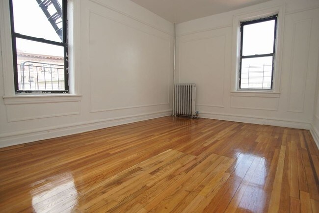 Building Photo - 2585 Bainbridge Ave