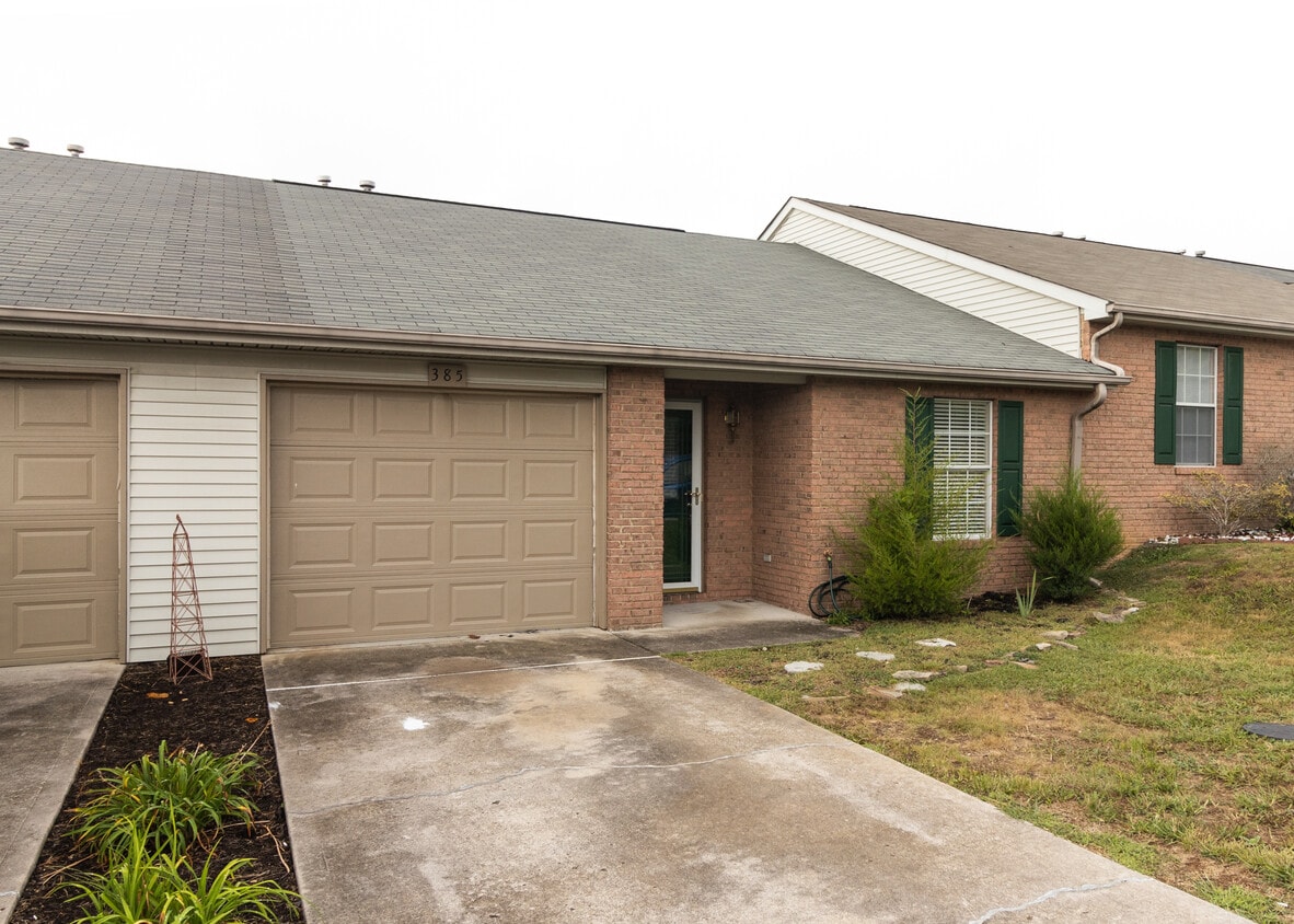 Primary Photo - 385 Hawthorne Oaks Way
