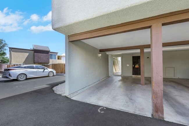 Building Photo - 1520 Hialeah Dr