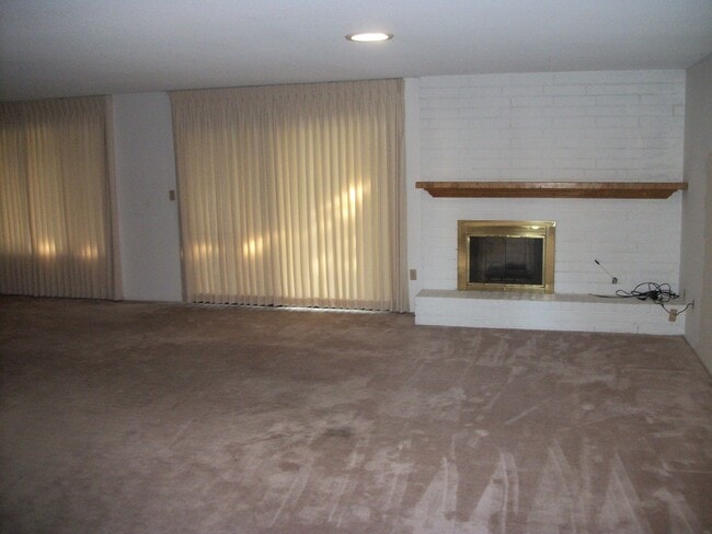 Building Photo - 2 Bedroom Condo