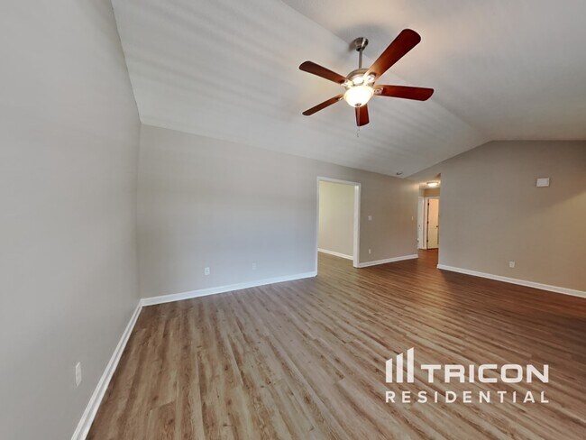Foto del edificio - 2112 McKinnon Dr