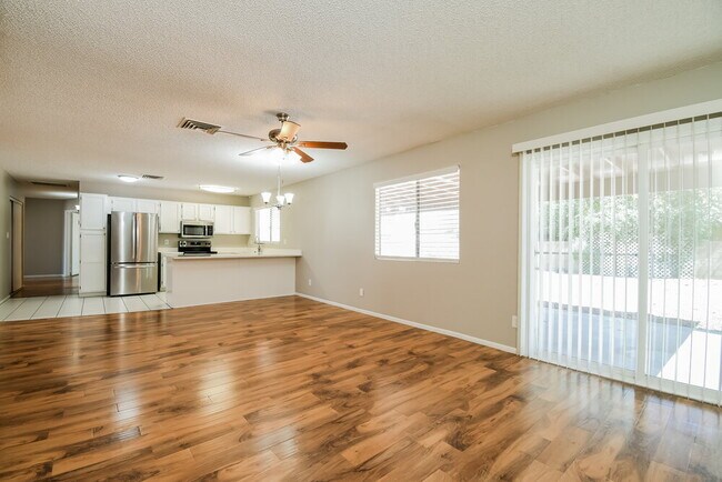 Foto del edificio - 907 E Hackamore St