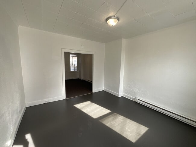 Building Photo - 141 E Maple St