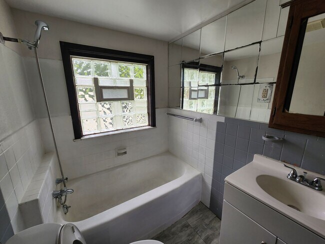 Foto del edificio - 3 Bedroom 1 bath HomeCharming Updated Home in Quiet Bedford Neighborhood