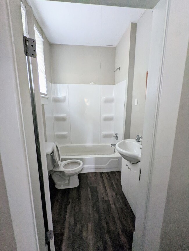 Building Photo - 2 bed 1 bath duplex home!