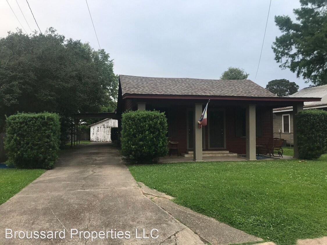 4 br, 2 bath House 202 St. Michael Street House Rental in Lafayette