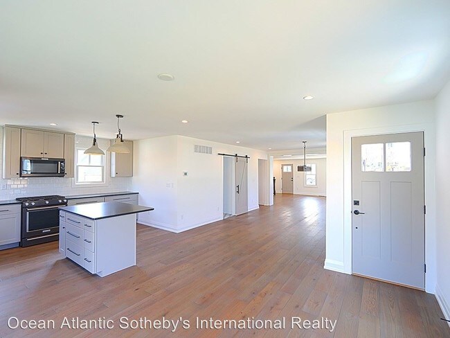 Building Photo - 3 br, 3.5 bath House - 111 W. 4th Street