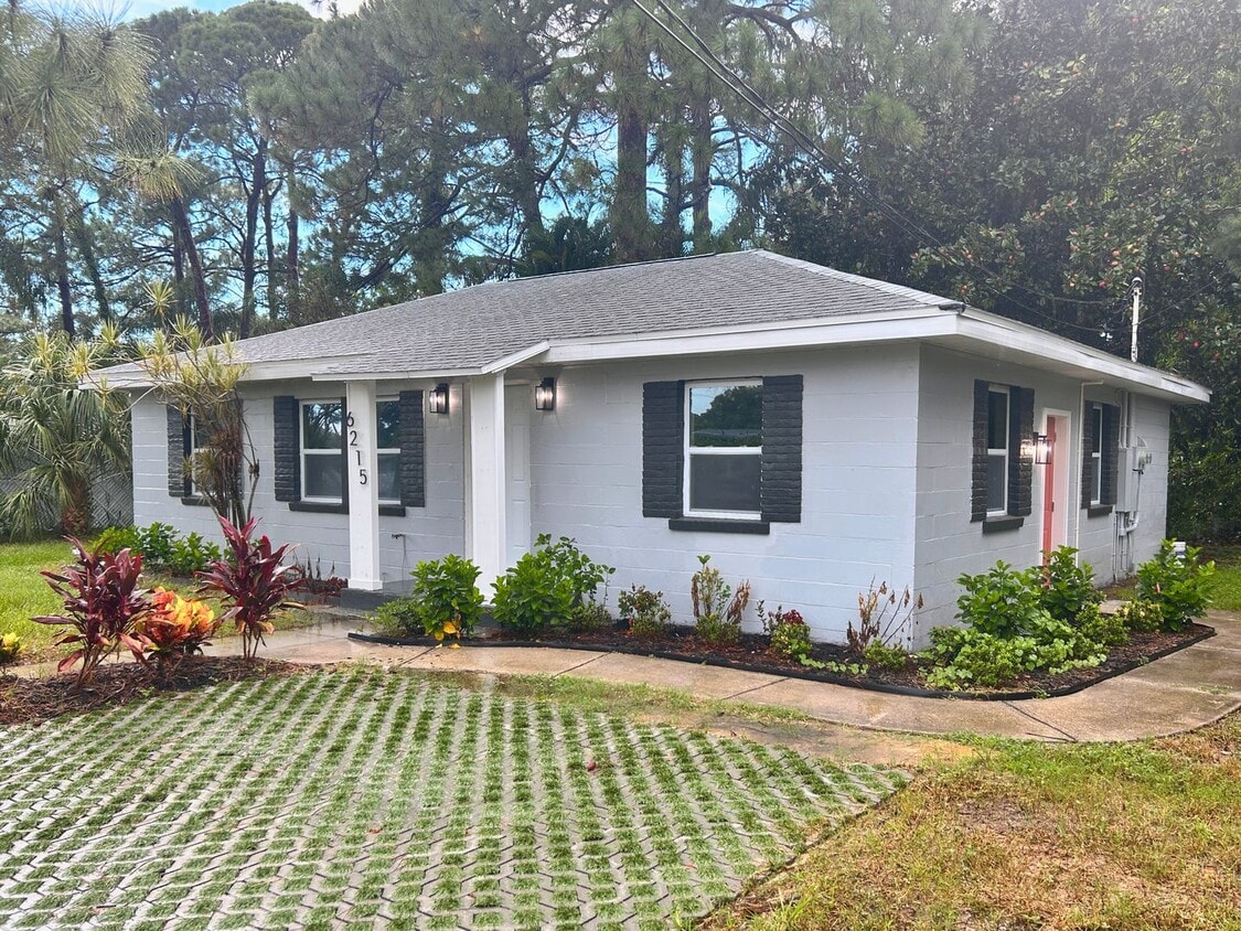 Primary Photo - Beautifully renovated studio with extra large spa bathroom and yard