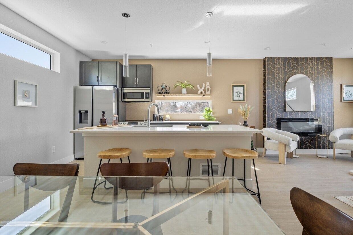 Foto principal - Bright & Spacious End-Unit Townhome with G...