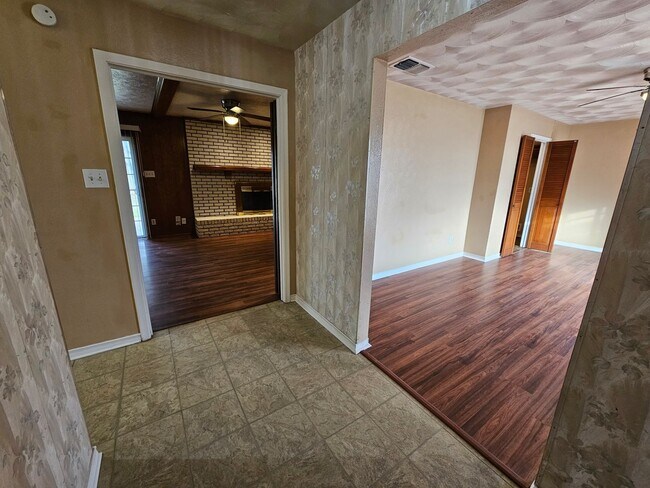 Building Photo - 5915 Fox Hill Ln