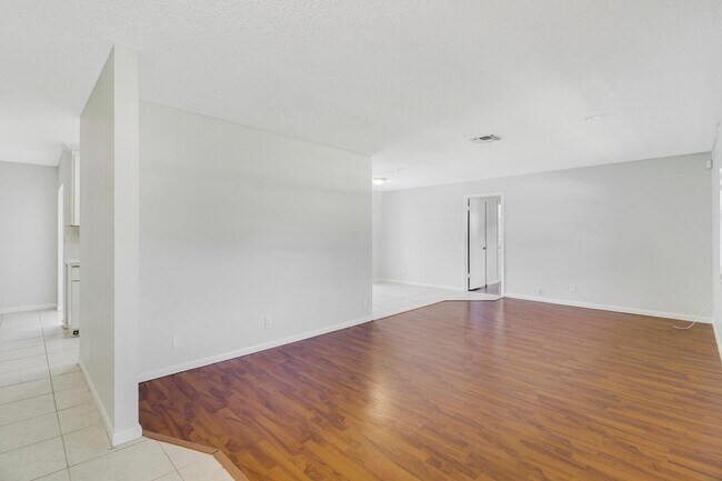 Foto del edificio - 1324 NW 2nd Cir