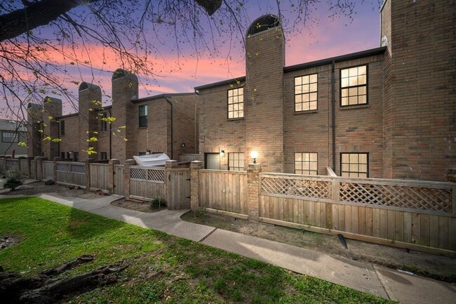 Building Photo - 9850 Pagewood Ln