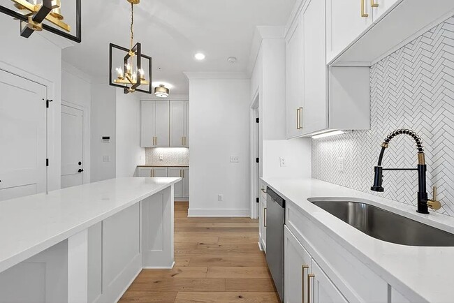 Building Photo - 807 Vickery Dr