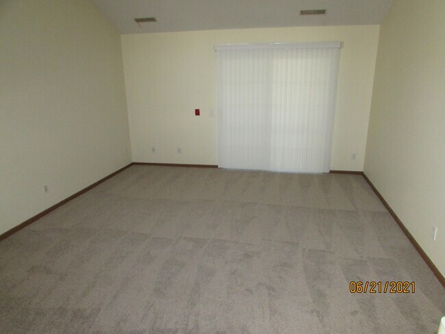 Living Room - 10 Woodridge Ct
