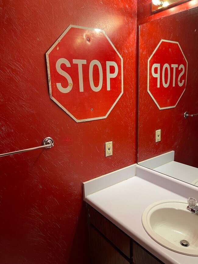 Building Photo - 168 E University Dr