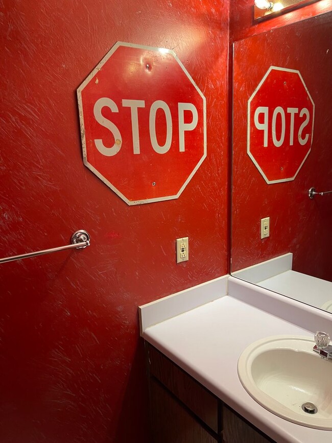 Foto del edificio - AVAILABLE NOW!