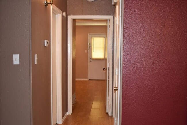 Building Photo - 2426 Ventura Dr