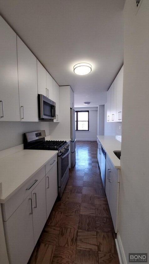 Building Photo - 240 E 82nd St
