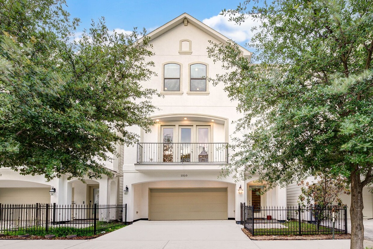 Primary Photo - Sawyer Heights Luxury Living