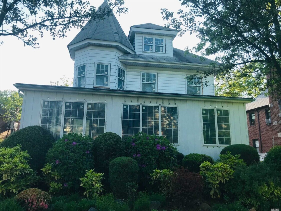 Foto principal - 33-40-40 169th St
