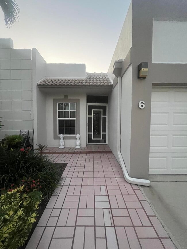 Foto del edificio - 18801 Jolson Ave