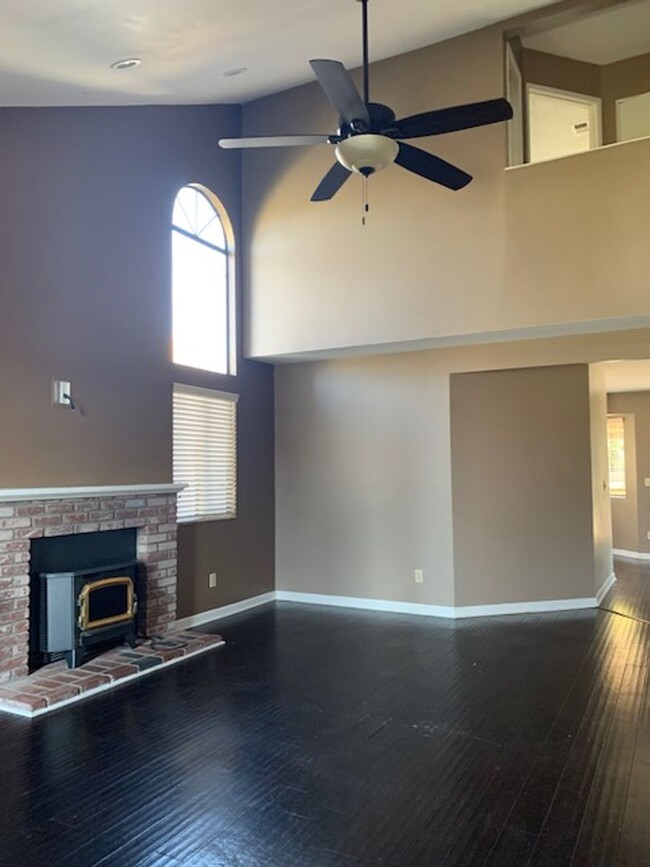 Building Photo - M section ~ Updated Kitchen and Baths ~ Mo...