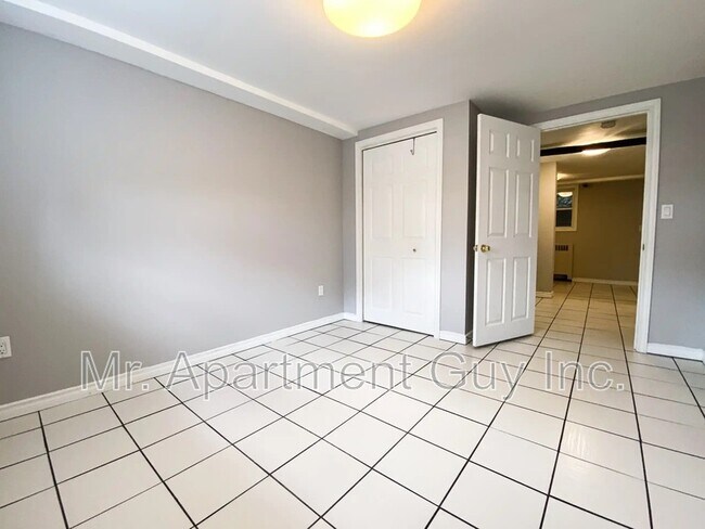 Building Photo - 16 Kingsway Dr