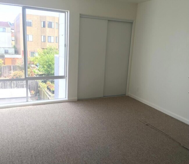 Single Bedroom w/2 closets - 1314 43rd Ave