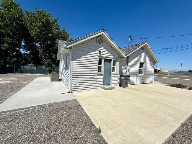 Foto del edificio - Charming 2-Bedroom Home with Patio, Storage & Plenty of Parking