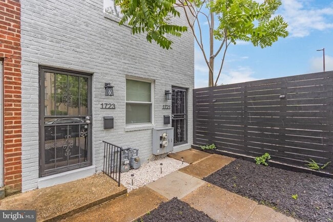 Building Photo - 1723 Gales Pl NE