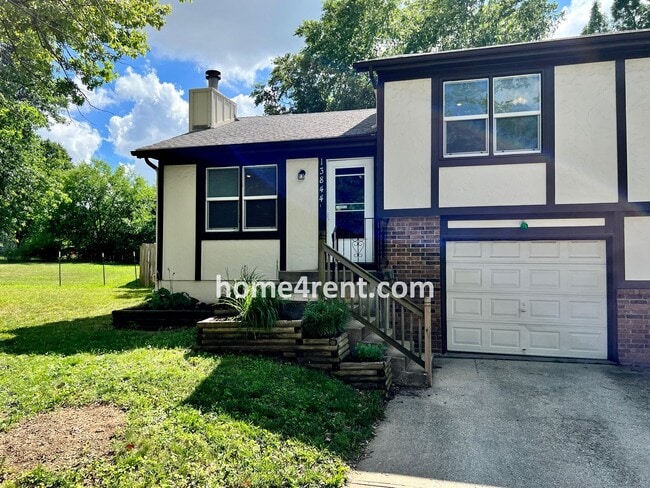 Building Photo - Cozy Duplex w/ Plenty of Space, LVP Flooring and a Fenced Yard!
