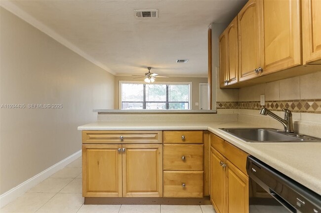 Building Photo - 2411 NE 10th Ave