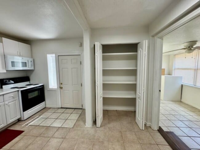 Foto del edificio - 4 Bedroom, 2 Bath House with Huge Fenced Yard, ALL Tile Floors!