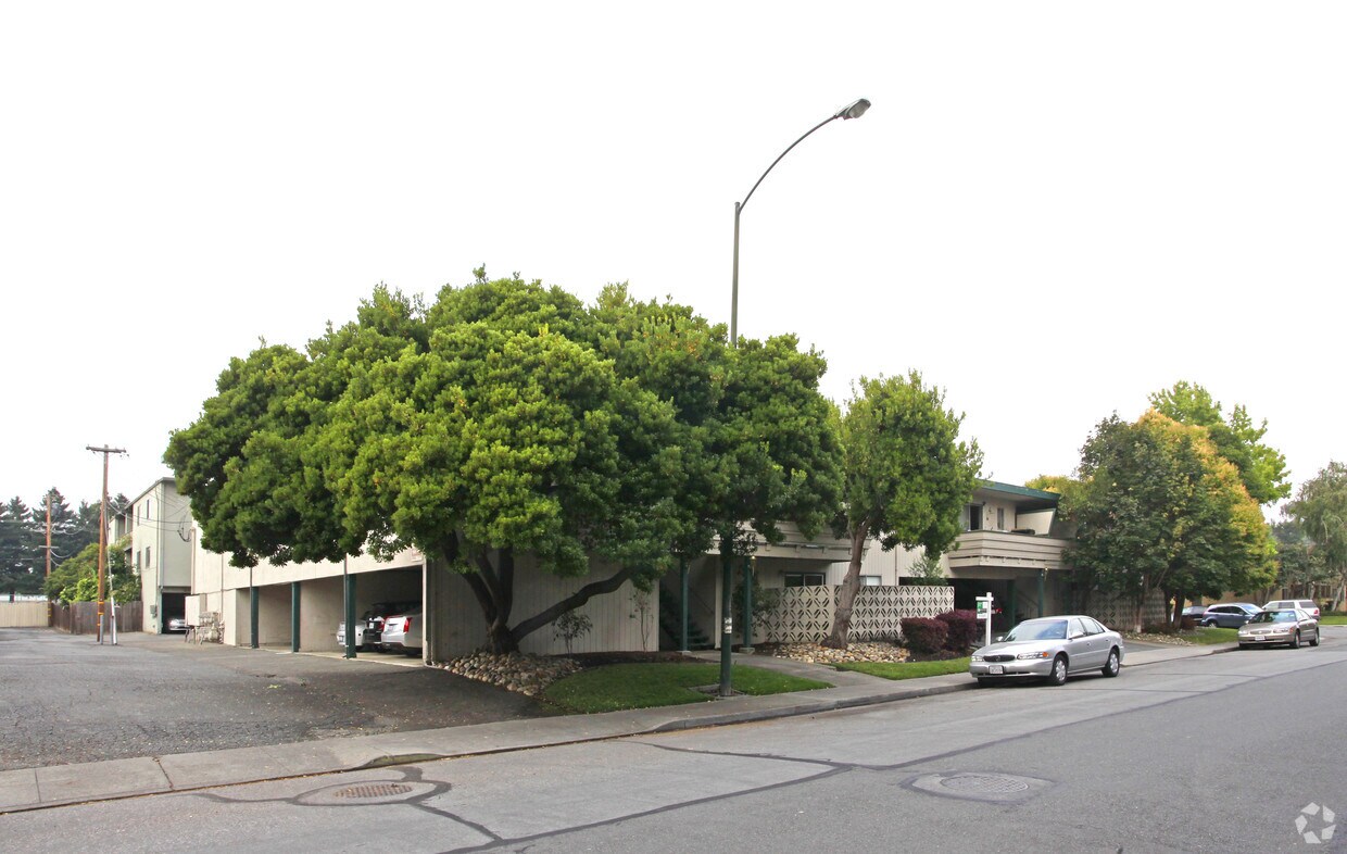 Building Photo - Cloverdale Apartments