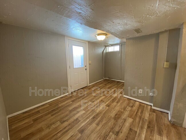 Building Photo - 106 S 3rd W