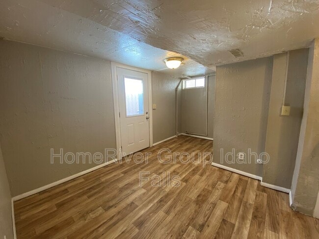 Building Photo - 106 S 3rd W