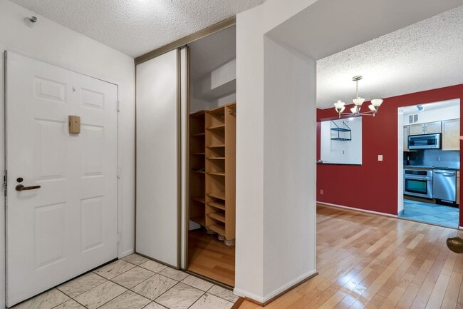 Building Photo - Luxurious 1 Bed 1 Bath Condo In Vibrant Belvedere