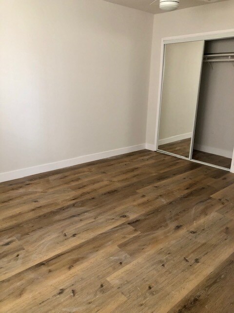 Puertas del armario con espejo - 1221 S Meyler St