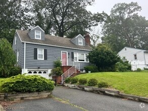 Building Photo - 10 Adams Dr