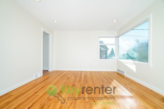 Building Photo - Elegant Three Bedroom Home Featuring Desig...