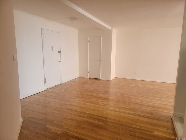 Foto del edificio - 136-42 Maple Ave