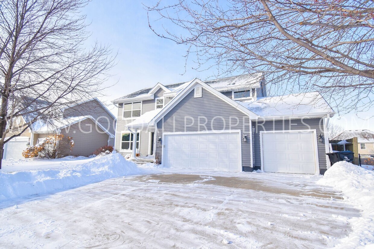 Primary Photo - 4 Bedroom 3 Bath Home 3 Car Garage in Waukee